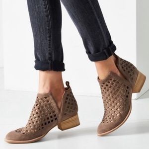 Jeffrey Campbell Taggart Suede Taupe Cut Out Pointed Toe Western Booties Sz 10